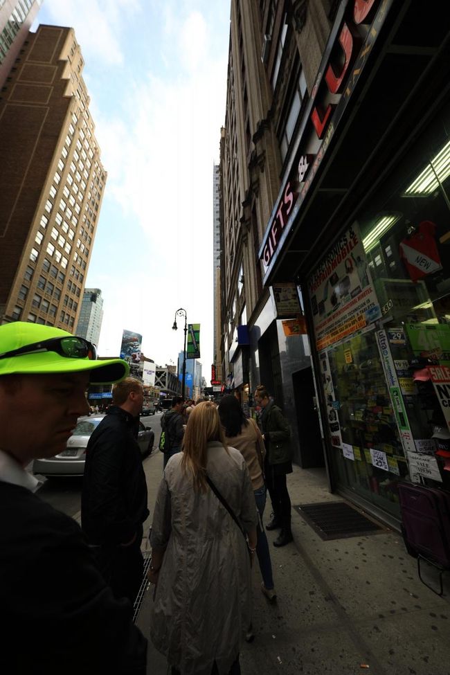 今日のお目当ては夜のＴｈｅ　Ｒｉｄｅ席を予約するところから。開店前９時の３０分前に既に行列が。結構人気なんですね。<br /><br />実は昨日夕方くらいに来たら、ニューヨークパスの人は人数が限定されているらしく、朝早めに来ないとダメだよと教えて貰い、少し早めに来たのでした。９時に来たら多分取れなかったでしょうね。ちなみにバスは２０人くらい乗れますね。<br /><br />日本語の日もあるそうです