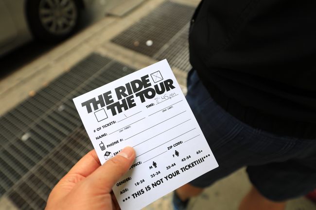 １０分くらいして係員のおねーちゃんが整理券を持ってきました。ここに名前とか連絡先（とりあえず携帯）を書き、裏にニューヨークパスの番号を入れておきます。