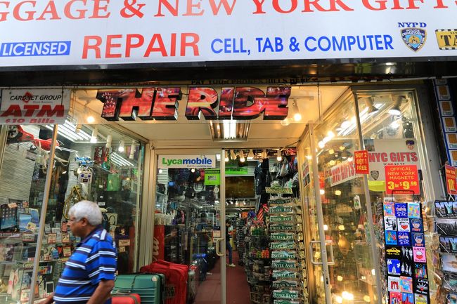 この店はお土産屋なのですが、ニューヨークパス持ってると割引していくれるとか。ただ、持って帰った瞬間にガラクタ的ないらんモノばかりでしたが（汗