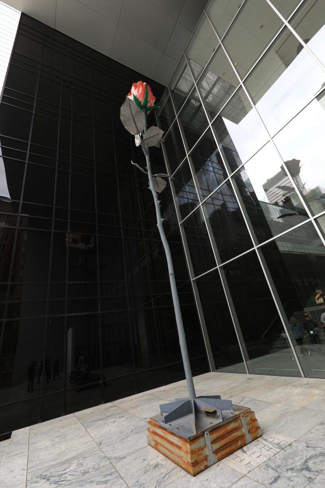 外のオブジェ。ここはいろいろ絵になりますね。