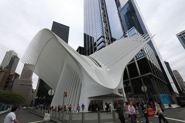 気を取り直してダウンタウン方面へ。ホテルでげんなりしたし、もうあんまり見るところ無いかなーと思ってたけど、とりあえずグラウンドゼロ行こうかってことで。あ、この蟲的な建物は多分駅の外観かな