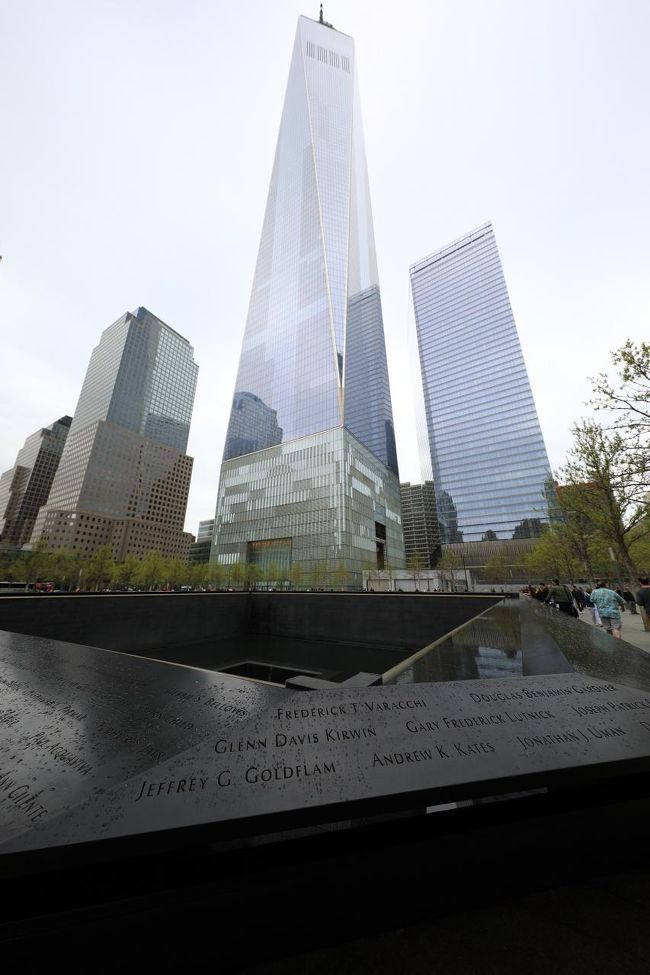 外の記念碑。二つあります
