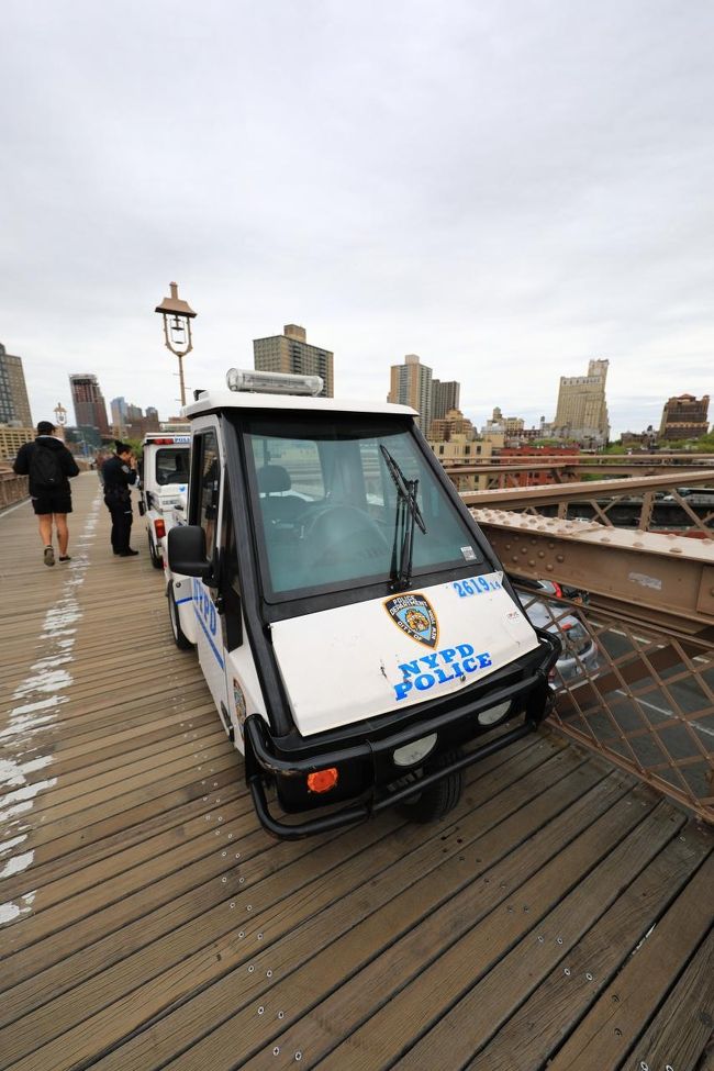 入り口と出口に三輪車のパトカーが。ブリッジ自体は木の床になってます。