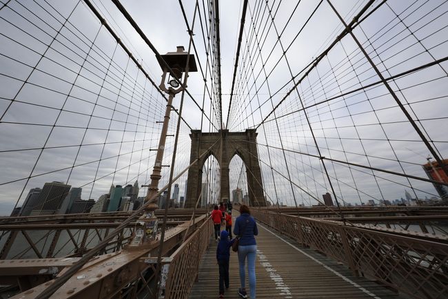 こんな感じにワイヤで釣ってるようですね。床に白い線が見えますが、右が自転車道となってます。左手にはウォール街が見えます。両サイドは車が走ってますね。