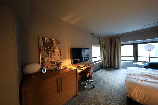 部屋です。一応角部屋にアップグレードですが、古くてボロボロです。壁も剥がれ掛かってました。一応、エグゼクティブラウンジとか使えましたが、微妙ですね。立地は良いところにありますが、それ以外はクソなホテルかと。スリッパ、ガウンなどはありませんでした。水はあったけど、ベネフィットは無いですね。ＮＹはどこもこんなレベルのホテルしか無いんでしょうね（ツアーなのか日本人はクソ多かったけど）。<br /><br />ちなみに地域工事があって夜はお湯が出ませんとか言ってるし、終わってるだろ