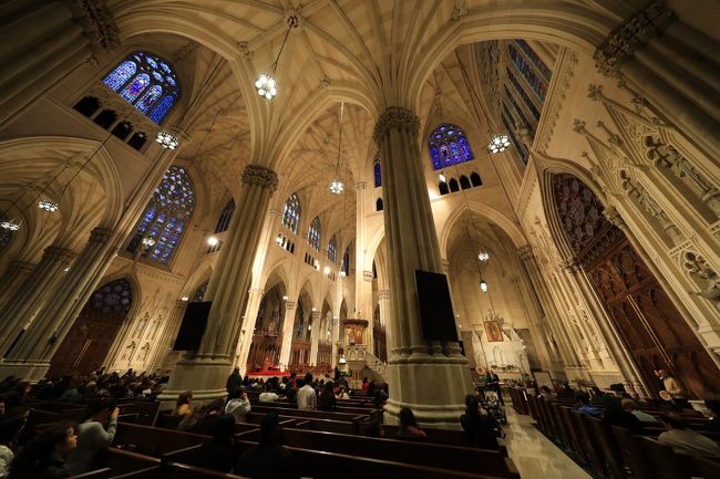 いったんホテルに戻り、ＴｈｅＲｉｄｅの乗り場に行く前に、セント・パトリック大聖堂に寄ってみました。ローカルな人々がお祈りとか歌とか歌ってましたね。そっち系は興味無いんでパス