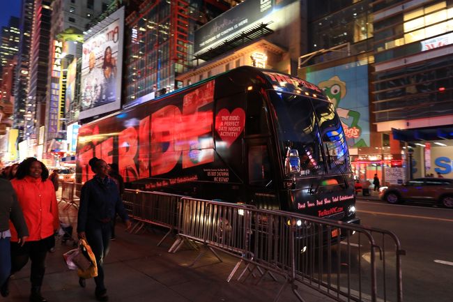 そしてＴｈｅＲｉｄｅのピックポイント（４２ｎｄ８ｔｈのＣｈｅｖｙｓというレストランの前）へ。朝いたおねーちゃんが来ており、バスの横に客を整列させてます。この時はドイツの老人会っぽい団体もＴｈｅＲｉｄｅで待っていて、店の前がごった返していました。<br /><br />ちなみにこの日はキヤノン佳境軍団がＮＹ訪問していたらしく、同じグレイと赤のユニフォームとカメラを持った人達をいっぱい見ました。