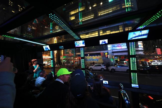 バスに乗り込むと横向きに座ります。私の乗ったバスには女性ＤＪが二人。アメリカンジョークを交えとてもハイテンションな感じ。