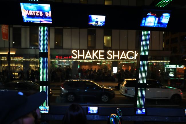 街中で普通のサラリーマンが突然踊り出したり、ラッパーが謳いながら渋滞路を付いてくるとか、サックス奏者がいきなり出て演奏するなどいろいろ楽しめます。又、名所などを冗談交じりに説明（英語です）してくれるので時間はあっという間ですね。