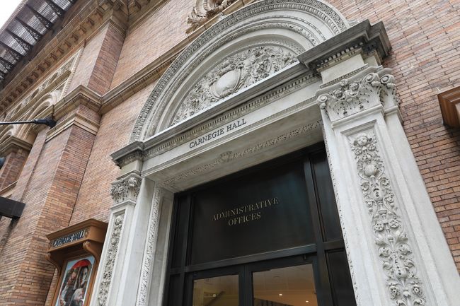 翌朝、土産モノ散策開始。ホテルからセントラルパーク側に歩くとカーネギーホールがありました。