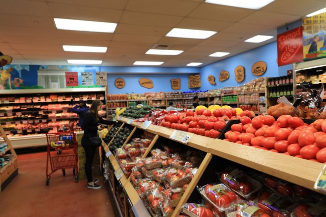 フツーのスーパーですね。オリジナル商品があります<br />値段も安くも無く高くも無く。まとめて揃うんで便利ですね。<br />ホテルに近いと良いけど、近くに無いんですよねー。