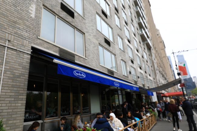 そして近くのサラベスで朝食。１０分くらい待ちました