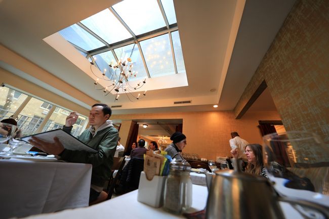 中は普通のカフェです