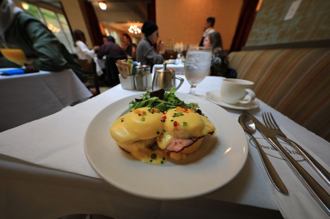 定番のクラシックエッグベネディクト。おいしいけど、これで３０００円は高杉かと