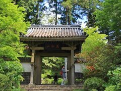 ９時過ぎに龍潭寺に到着。
土壁に囲まれた山門で、屋根には井伊家の橘紋と井桁の紋があしらわれています。