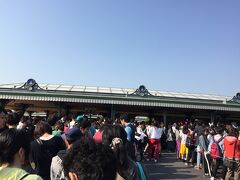 茅場町駅から日比谷線で八丁堀駅まで一駅。
そこから京葉線に乗って舞浜まで。
快速に乗れば八丁堀から舞浜まで11分です。

7:30にゲート前に到着。
今日はディズニーランドです。

クリスマスに来た時よりも全然人が居ない！