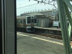 山前駅で対向列車との行き違いをします。
対向列車は211系4両編成でした。