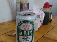 さて、昼ご飯にしましょう、機内食食べたけど。
…と、台湾料理へ。

「ビールは冷蔵庫からもって来い。」ってさ。