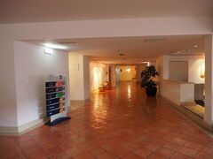 　ホテルにチェックイン。南国らしいリゾートホテルです。今はシーズンオフのためか料金も格安。