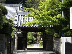 浄光明寺　山門

真言宗泉涌寺派の寺院、開基は北条長時、開山は真阿。
本尊は阿弥陀如来。
北条氏や足利氏とゆかりの深い寺院。

境内奥には、冷泉為相（藤原定家の孫で歌人）の墓所もあります。