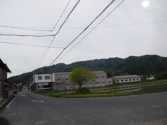 繖山 （きぬがさやま）。近江八幡市の旧安土町と東近江市の旧五個荘町・旧能登川町の境にある標高433ｍの低山だが、中世城郭としては国内最大の山城である史跡観音寺城跡や、西国三十二番札所観音正寺がある。