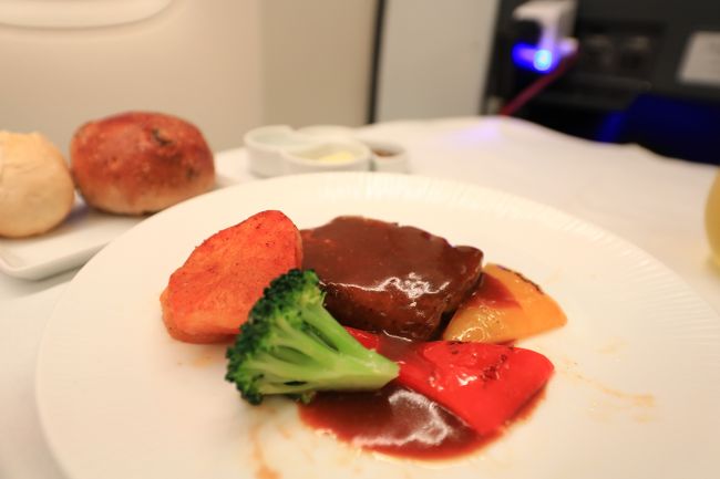 メインの肉。なかなかの味でした