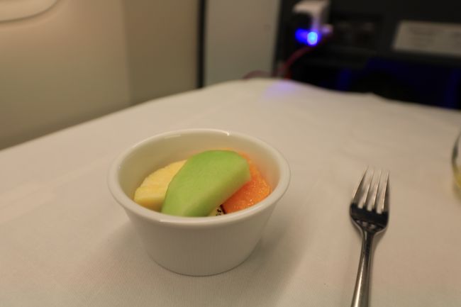 ラウンジで結構食べていたのでデザートはフルーツのみ