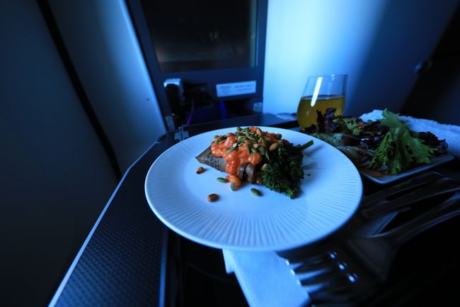 イスラム系の料理（フムスの茄子巻きっていっても誰も想像できない）を頼んでみました。カレーな味