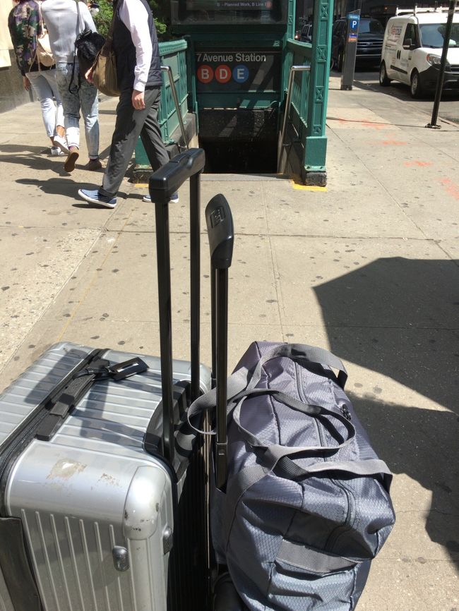 出発便が１時間遅れってことで、３時くらいにチェックアウト。さて、問題はこのスーツケース２つをどうやってエレベータの無い地下鉄のホームまで下ろそうかと（タクシーとかＵＢＥＲなら問題無いけど高いんで）