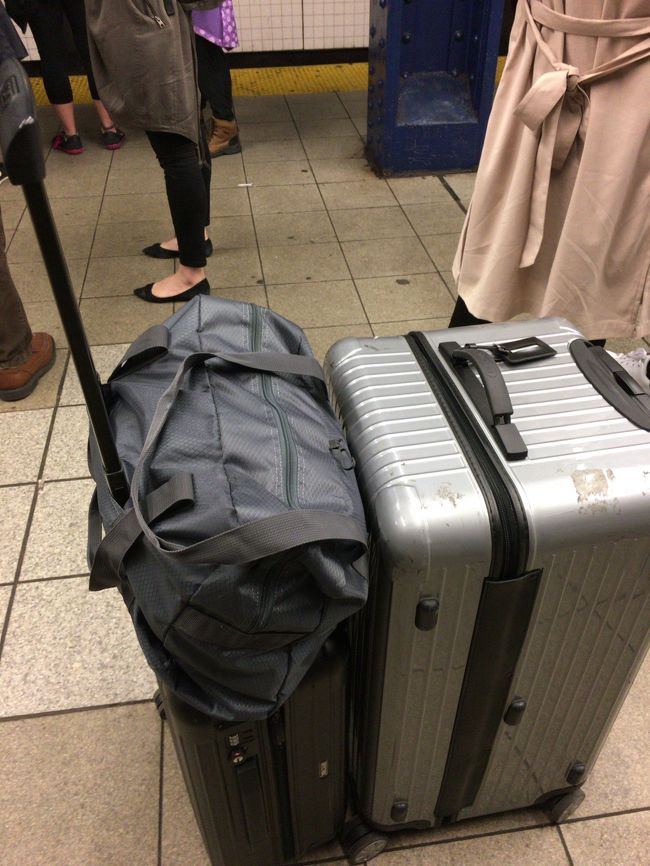 何とか必死でホームまで下ろしました。全くニューヨークは旅行者に不親切なところだな。ちなみにＪＦＫとか乗り換え系の多い駅はエレベータやエスカレータがあったりします。でも上りだけだったりするので注意ですね。