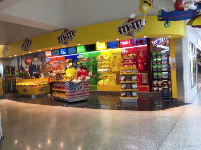 空港でｍ＆ｍのチョコ買おうと思ったけど、免税処理の為のゲートがクローズ後で買えませんでした。