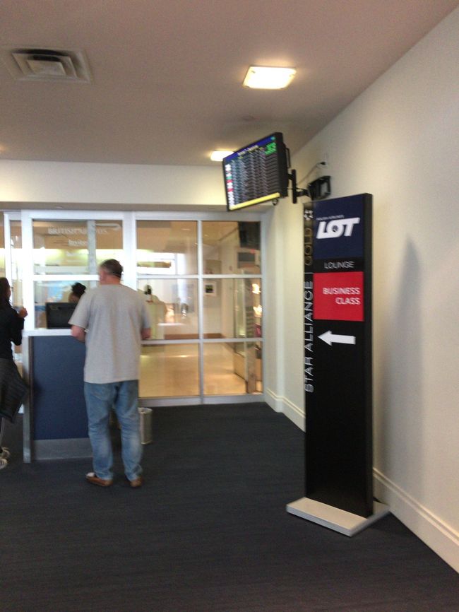 エスカレータ上ったところにありますね。