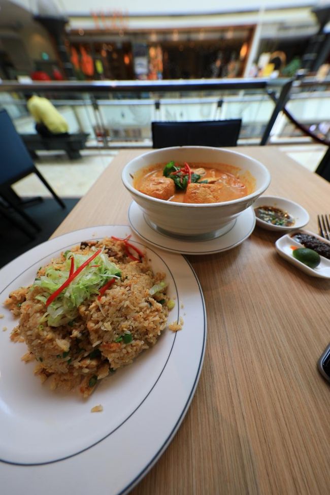 ラウンジで軽めに済ませていたので、マダムクワンでがっつり昼食<br />炒飯はいらんかったかな