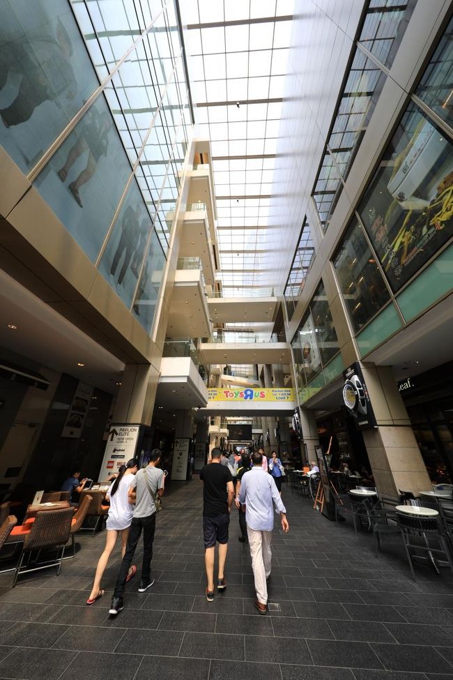 パビリオン方面に抜けます。