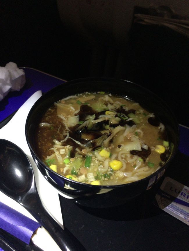 ついでにラーメンも。ＤＩＡラウンジで何も食べられなかったので