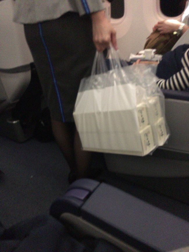 機内販売。村尾を大量購入されている方がいました。