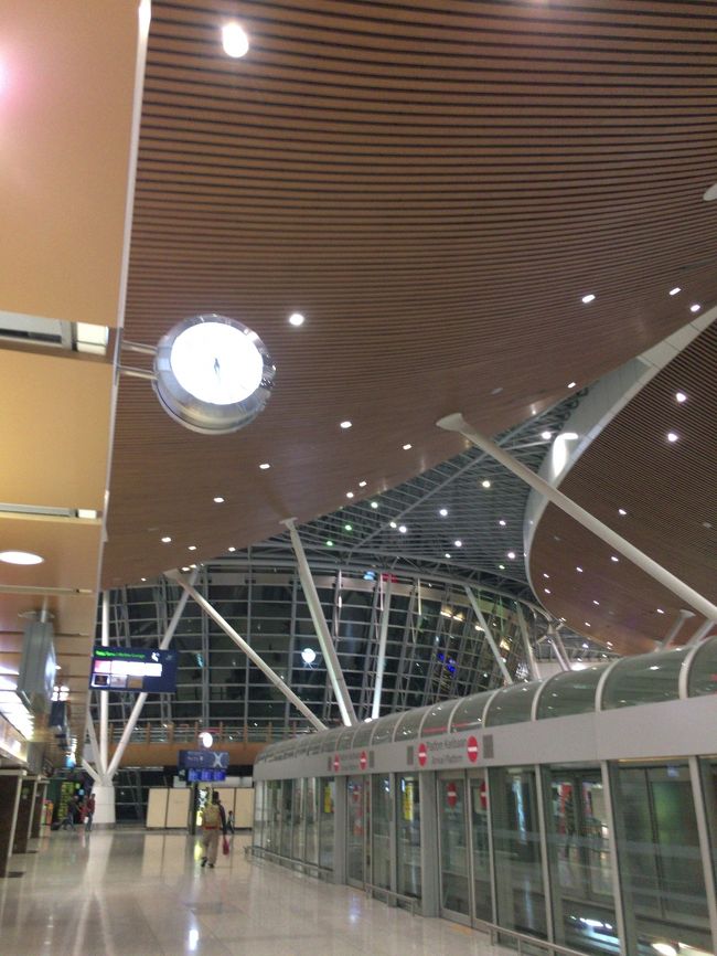 ＫＬＩＡ着。定刻より４０分早いとのこと