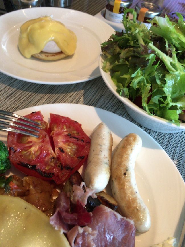 朝食をいただきます。エッグベネディクトとその他。１Ｆでも食べられますがまぁそんなにお腹が減って無かったし。ただ、先回よりミールが良かった気がします。改善したようですね。