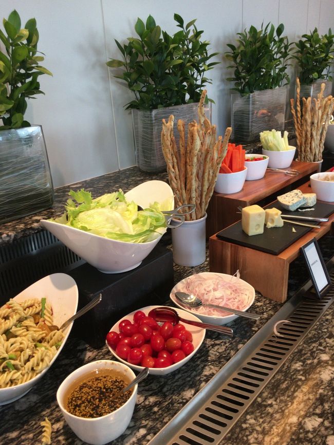 すぐにカクテルタイムへ。ミールはだいぶ充実した感じ