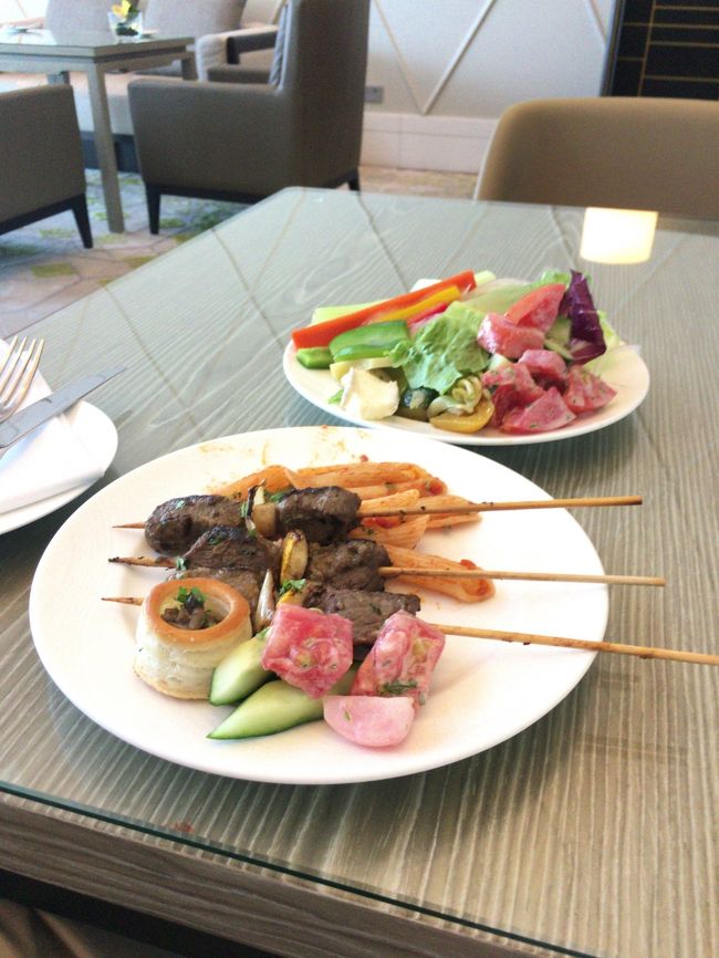 サテなどを食べていっぱいいただいている時に出向者から突然電話。今日ＫＵＬに来ていることは連絡済みだったのですが、出張者対応で来られないとか言っていたのが、急遽中止になったとかで飲みませんか？とお誘い。