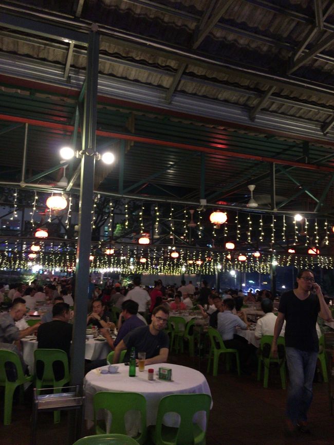 ピックして貰い、プレイベートではあまり行ったことが無いらしいハッカへ。私も７年ぶりです。昔はツインタワーが見えたのですが、パビリオンができて以来全く景色が一変しちゃいました。<br /><br />ちなみに屋根はオープンになってますが、雨が降るとドームのように屋根が閉じるギミックがあります（汗