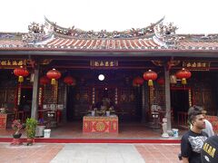 途中省略（寝ていました）で２時間ほどでマラッカに到着。
ウエンディーツアーさんの説明によると
マレーシア最古の仏教寺院（青雲亭）。寺院の創立は1646年で、本堂の完成は1704年。当時の姿をそのまま残す本堂の建築資材はすべて中国本土から運ばれたものだそう。