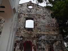 ウエンディーツアーさんの説明によると
ポルトガル人がキリスト教布教の拠点として1521年に礼拝堂を築いたのが始まりといわれています。1545年かの有名なフランシスコ・ザビエルはこの地から日本に向かいました。また、その死後1553年には一時遺体が安置されました。初期の礼拝堂は、当時マラッカ海峡で暗躍していた海賊たちに徹底的に破壊されてしまいました。しかしながら、地元の信者の要望で1590年に再建され、オランダ時代も使われましたが、後に要塞化し、英国によって再び破壊されてしまいました。現在も廃墟のままとなっており、マレーシアの歴史を語る貴重な建物だそうです。