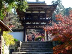 休憩したら再び歩きはじめる。15分ほど歩いて長岳寺への道標。
うん、一日一か所と決めてるお寺詣り、今日はここ、長岳寺にしよう

ということで、10:50、長岳寺到着。おー、門が立派。

◆長岳寺
http://www.chogakuji.or.jp/
