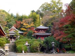 途中でお寺が。門を覗いたらキレイだったのでちょっと立ち寄り。

◆平等寺
http://www.geocities.jp/byoudouji/

境内は建物と紅葉の色合いがいい感じで合ってました。