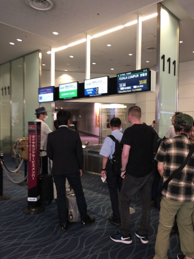 やっぱりシャワーはダメでした。で、ＤＩＡの並び。今日は多いです。いつも２，３人くらいなんですけどねー。外人も混じってるし。