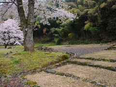 辿り着くと、発掘された石組みや池の跡などが。
光照寺は、現在、福井市街地に移転したそうだ。