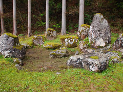 登り切ったところは平坦地になっていて、そこが南陽寺跡だった。
南陽寺は、朝倉氏が創建した尼寺で、足利義秋（後の１５代将軍義昭）が一乗谷に滞在していた時には、観桜の歌会が催されたそうだ。
その跡は国の特別名勝になってるのだが、庭園跡だったらしい石組みなどがあるだけだった。