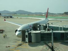 再び登場、ノースウエスト航空のエアバスA-330型機です。このNW8便は東京・成田を経由してシアトルまで行く便です。

ところで、このシップの後ろに広がる広大な土地では第２期拡張工事が始まっています。現在、完成しているランウェイ２本（15R/33L 3750m×60m、15L/33R 3750m×60m） に加え、さらに３本目のランウェイ（最終計画は4本のランウェイ）、旅客ターミナルと駐機場が整備されます。