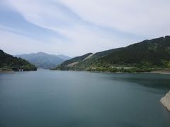 ダムの天端に到着しました
ダム湖は宮ヶ瀬湖といいダム湖百選にも選ばれています
箱根の芦ノ湖とほぼ同じ大きさだそうです
